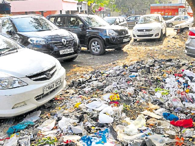 Garbage strewn around. (Karun Sharma/HT Photo) Garbage strewn around. (Karun Sharma/HT Photo)