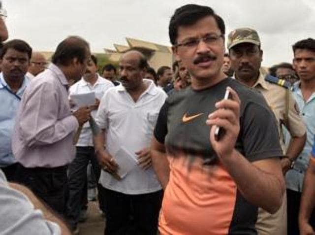 Politicians from all parties got together to pass the motion against Tukaram Mundhe, who won plaudits from ordinary residents for his strict action against encroachers. Politicians from all parties got together to pass the motion against Tukaram Mundhe, who won plaudits from ordinary residents for his strict action against encroachers.