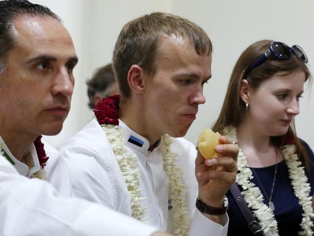 A member tries out  a poori. “If politics divides people, a good table always gathers them. Chefs are great diplomats,” says Gilles Bragard, the founder-secretary of club.  (Ravi Choudhary/HT PHOTO) 