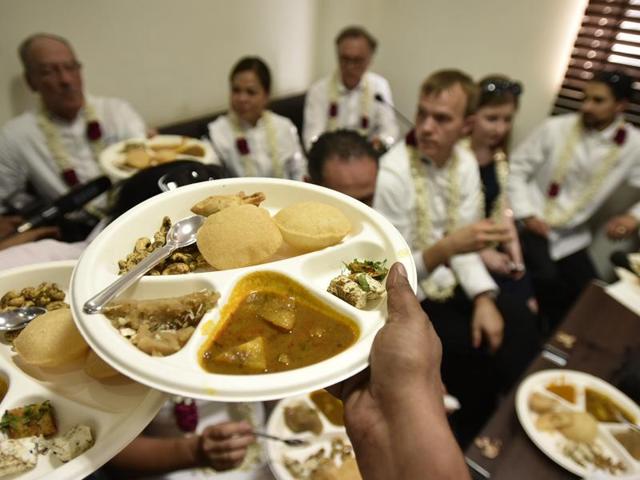 The chefs ended their walk through the spice market with a traditional Indian lunch at the association’s office.   (Ravi Choudhary/HT PHOTO) 