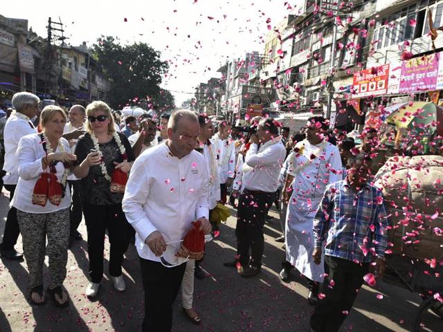 Chefs from 16 countries took a walk around Asia’s largest spice market, Khari Baoli in Old Delhi. Taking a break from their schedule, they took a break  to savour the multi-cuisine flavours of India.  (Ravi Choudhary/HT PHOTO) 
