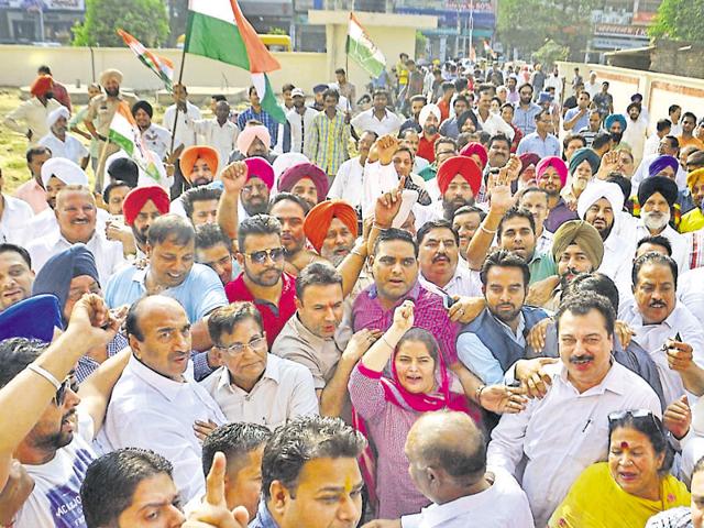 Amritsar district Congress urban unit raising slogans against mayor Bakshi Ram Arora and municipal officials outside the MC office in Ranjit Avenue on Monday. (Sameer Sehgal/HT)