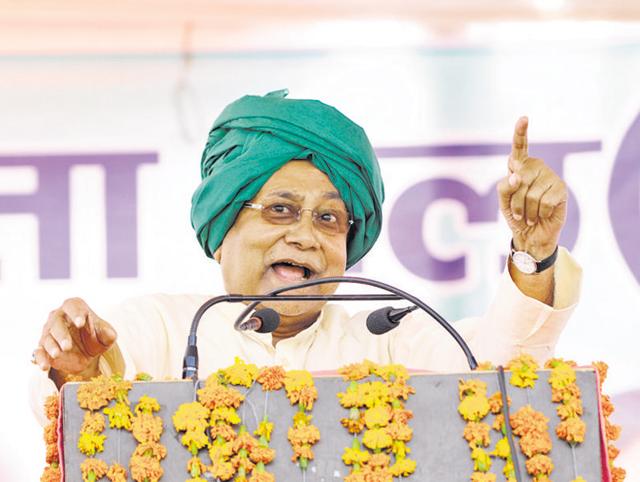 Bihar chief minister Nitish Kumar has reportedly advised Akhilesh Yadav, his Uttar Pradesh counterpart, to break away from the wrangle and strike out on his own. (Sonu Mehta/ HT) Bihar chief minister Nitish Kumar has reportedly advised Akhilesh Yadav, his Uttar Pradesh counterpart, to break away from the wrangle and strike out on his own. (Sonu Mehta/ HT)