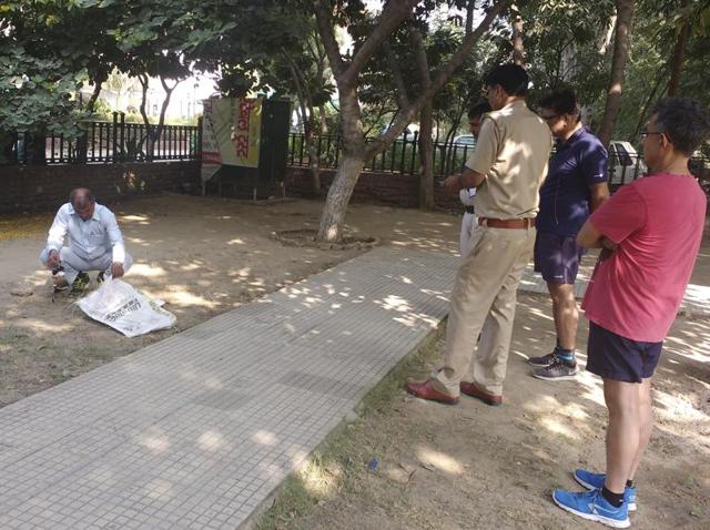 Residents informed police and the wild life department after they spotted the dead bird in a park on Monday. (HT Photo) Residents informed police and the wild life department after they spotted the dead bird in a park on Monday. (HT Photo)