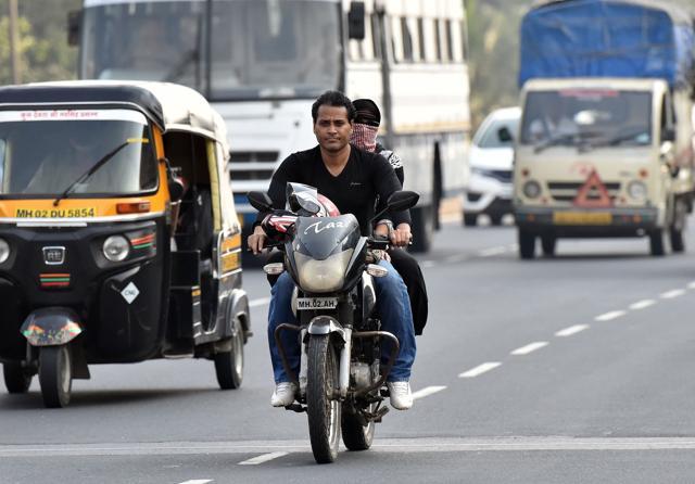 Throwing caution to the wind, this duo rides on the Western Express Highway in Jogeshwari. (Pratham Gokhale/HT )