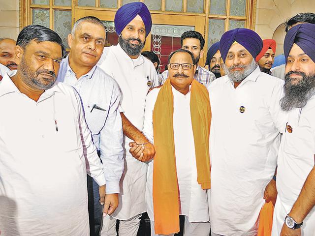Punjab revenue minister Bikram Singh Majithia and deputy chief minister Sukhbir Badal with Dalit leader Seth Satpal Mal (second from left) who joined Shiromani Akali Dal in Jalandhar on Monday. (Pardeep Pandit/HT) Punjab revenue minister Bikram Singh Majithia and deputy chief minister Sukhbir Badal with Dalit leader Seth Satpal Mal (second from left) who joined Shiromani Akali Dal in Jalandhar on Monday. (Pardeep Pandit/HT)
