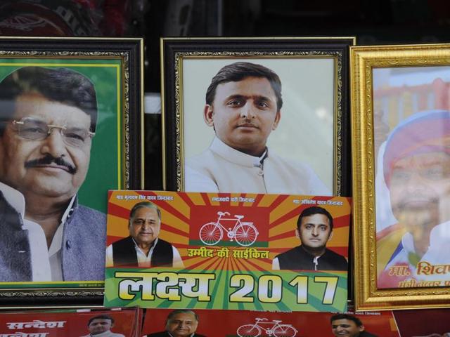 A scene outside Samajwadi partry office. (Deepak Gupta / HT Photo) A scene outside Samajwadi partry office. (Deepak Gupta / HT Photo)