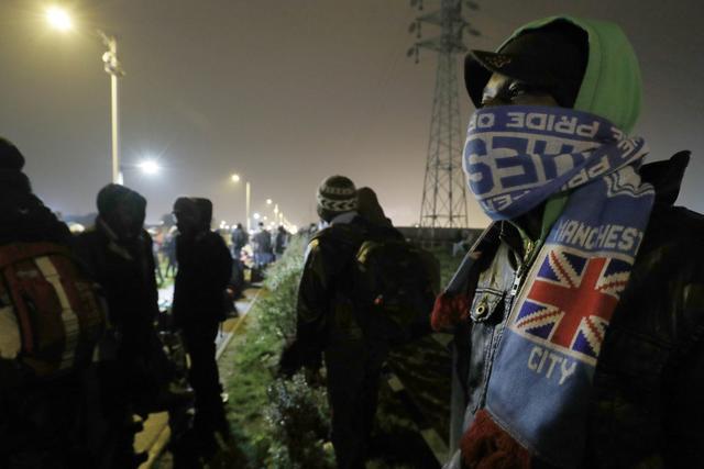 Migrants with their belongings line up as their evacuation and transfer to reception centers in France, and the dismantlement of the camp called the "Jungle" in Calais, France starts. (REUTERS) Migrants with their belongings line up as their evacuation and transfer to reception centers in France, and the dismantlement of the camp called the "Jungle" in Calais, France starts. (REUTERS)