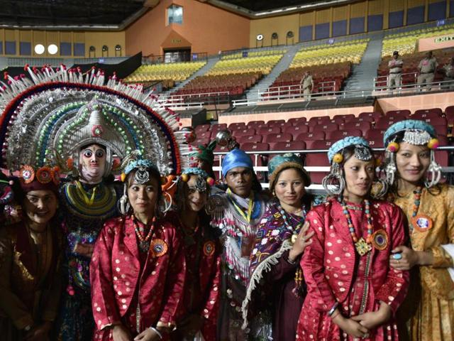 Jharkhand artistes ready to perform in front of Modi at the inauguration of the carnival. (Arun Sharma/HT PHOTO) Jharkhand artistes ready to perform in front of Modi at the inauguration of the carnival. (Arun Sharma/HT PHOTO)