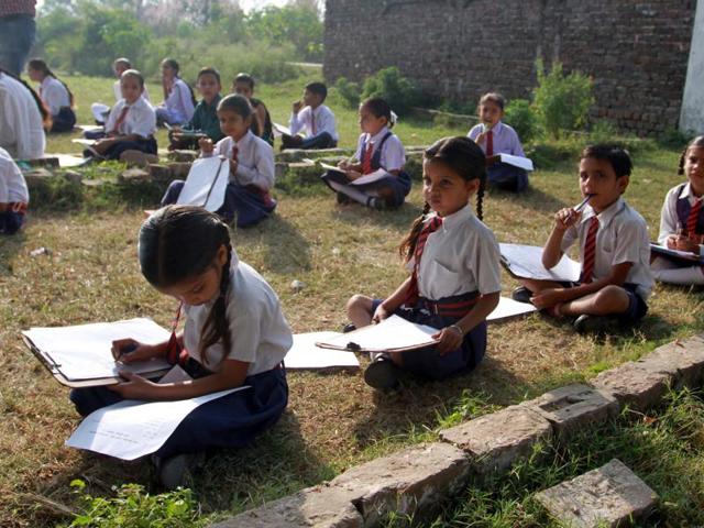 Children attend a school near the India-Pakistan international border in R S Pura on Monday.(Nitin Kanotra/HT Photo) Children attend a school near the India-Pakistan international border in R S Pura on Monday.(Nitin Kanotra/HT Photo)