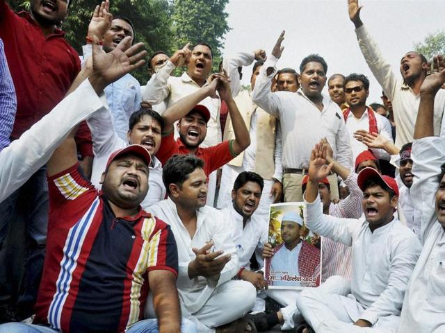 Supporters of Uttar Pradesh chief minister Akhilesh Yadav raise slogans outside party office, in Lucknow.(PTI Photo)