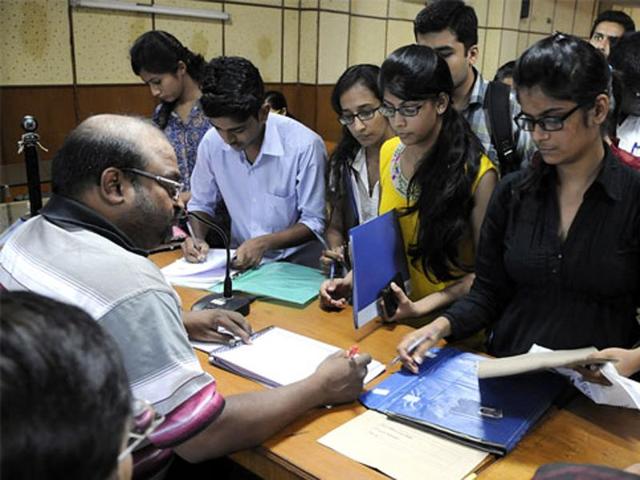 Earlier, Aadhaar card was not mandatory for scholarship application. Candidates had to submit other means of identity verification and their respective bank accounts.(Shankar Mourya/HT File)