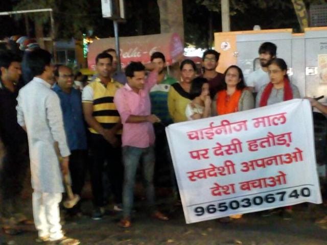 People are holding rallies in parts of old and new Gurgaon, carrying banners, posters and placards urging residents to buy products manufactured in India and shun those made in China. School and college students are also seen participating in such rallies. (HT Photot) People are holding rallies in parts of old and new Gurgaon, carrying banners, posters and placards urging residents to buy products manufactured in India and shun those made in China. School and college students are also seen participating in such rallies. (HT Photot)