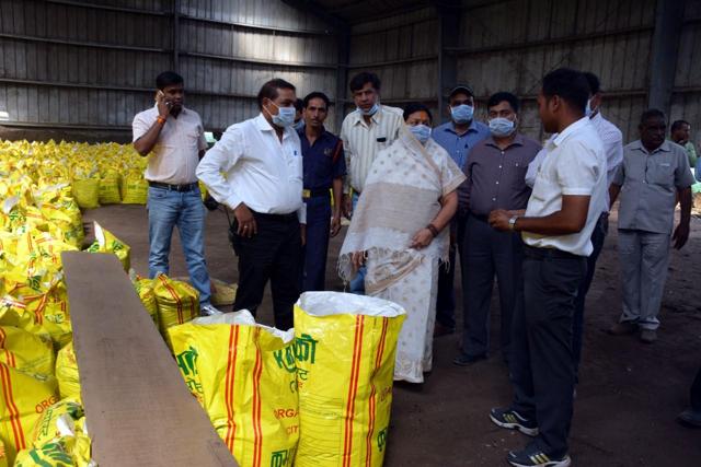 Indore mayor Malini Gaud inspected zoo and garbage trenching site in Devguradia on Wednesday.(Arun Mondhe/HT)