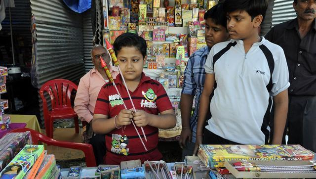 The bench directed all civic corporations, the state government, police and district collectors to ensure that the provisions of the Explosives Act 1884, that regulate the sale and storage of firecrackers, are implemented(HT File Photo) The bench directed all civic corporations, the state government, police and district collectors to ensure that the provisions of the Explosives Act 1884, that regulate the sale and storage of firecrackers, are implemented(HT File Photo)