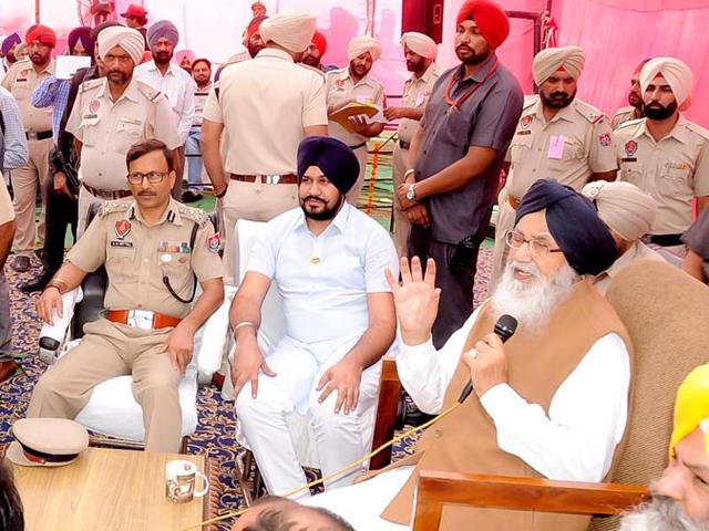 CM Parkash Singh Badal during a public meet in Dera Baba Nanak on Wednesday. (HT Photo) CM Parkash Singh Badal during a public meet in Dera Baba Nanak on Wednesday. (HT Photo)