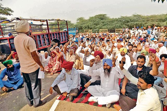 Representatives of various farmer unions and political parties protesting at Gharinda in Amritsar on Tuesday. (HT Photo)