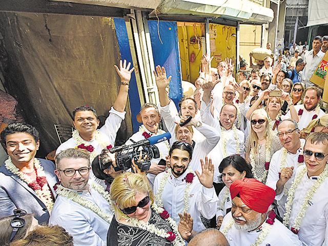 Members of the Le Club des Chefs des Chefs visited Khari Baoli on Tuesday. (Ravi Choudhary/HT PHOTO) Members of the Le Club des Chefs des Chefs visited Khari Baoli on Tuesday. (Ravi Choudhary/HT PHOTO)