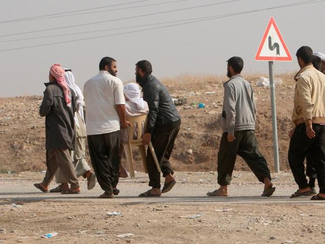 Displaced people who are fleeing from clashes in Nawaran north of Mosul during an operation to attack Islamic State militants, Iraq October 26, 2016. (REUTERS) Displaced people who are fleeing from clashes in Nawaran north of Mosul during an operation to attack Islamic State militants, Iraq October 26, 2016. (REUTERS)