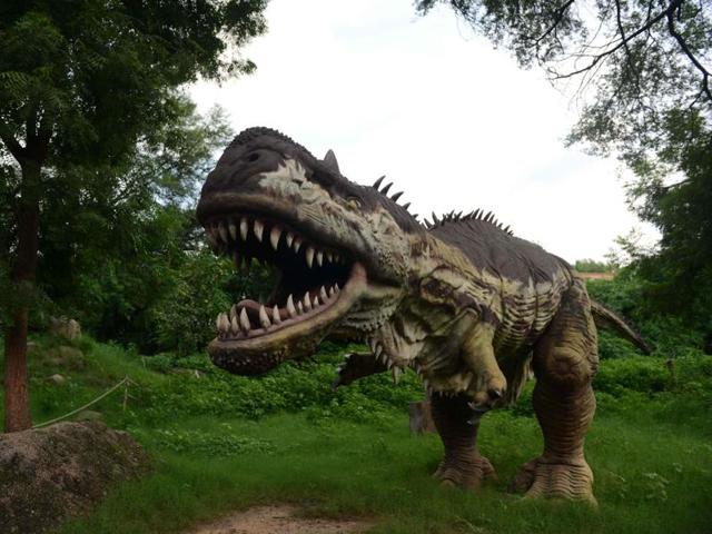 This photograph taken on August 30, 2016 shows a life-sized model of a dinosaur at the Dinosaur and Fossil Park at Indroda in Gandhinagar, some 30 kms from Ahmedabad. (AFP)