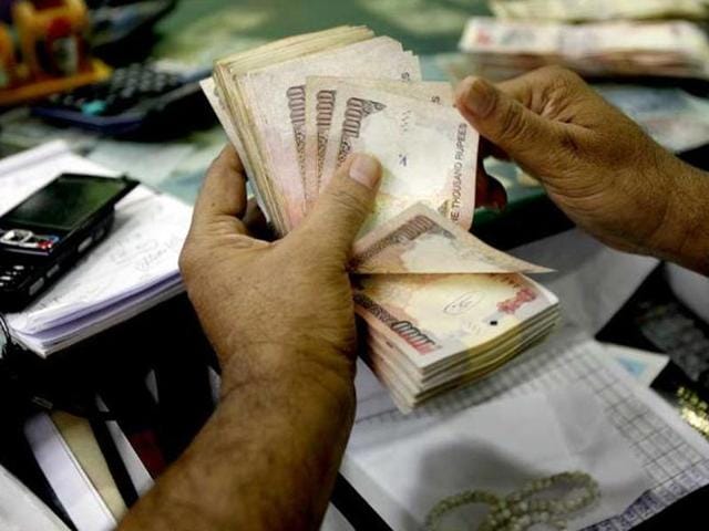 The RBI has asked the public to make it a habit to examine Rs 500 and Rs 1,000 currency notes before accepting them.(AP File Photo) The RBI has asked the public to make it a habit to examine Rs 500 and Rs 1,000 currency notes before accepting them.(AP File Photo)
