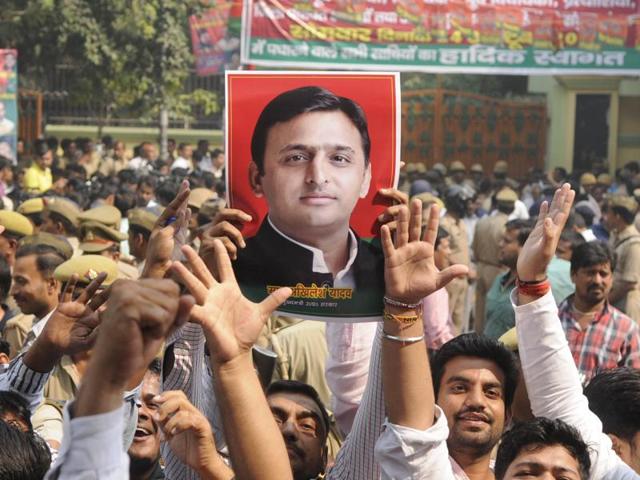 Akhilesh Yadav supporters outside party office during a Samajwadi Party meeting in Lucknow on Monday.(Deepak Gupta / HT photo) Akhilesh Yadav supporters outside party office during a Samajwadi Party meeting in Lucknow on Monday.(Deepak Gupta / HT photo)
