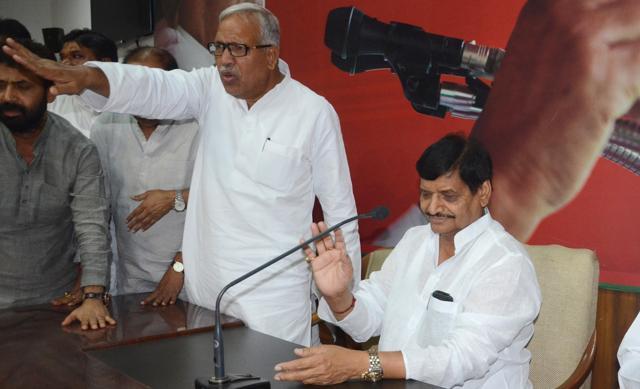 Shivpal Singh Yadav addressing a press conference along with other sacked minister from Akhilesh Yadav cabinet at Samajwadi party on Sunday. (Deepak Gupta / HT photo) Shivpal Singh Yadav addressing a press conference along with other sacked minister from Akhilesh Yadav cabinet at Samajwadi party on Sunday. (Deepak Gupta / HT photo)