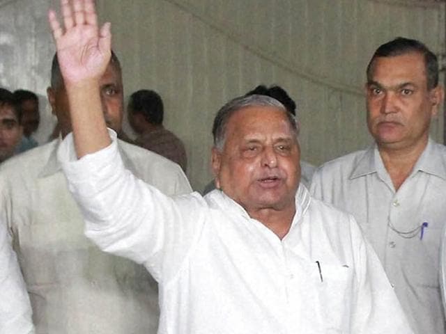 Samajwadi Party chief Mulayam Singh Yadav at his residence in Lucknow. Pawan Pandey, a minister in Akhilesh Yadav’s ministry has been sacked, the latest casualty in the ongoing family war.(PTI)