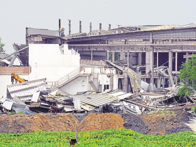 The Tate Nano plant in Singur being pulled down in September.(Subhankar Chakraborty/HT)