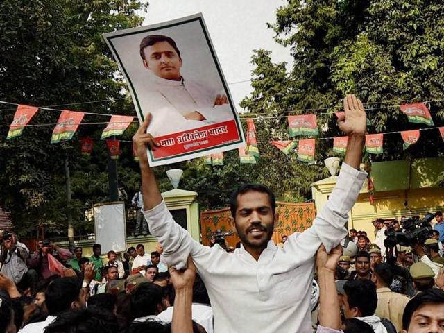 Supporters of Uttar Pradesh chief minister Akhilesh Yadav outside the Samajwadi Party office in Lucknow. (PTI Photo)