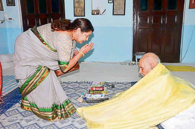 Sadhna Yadav seeks blessings from Rajvaidya Pt Shiv Kumar Shastri.(HT)
