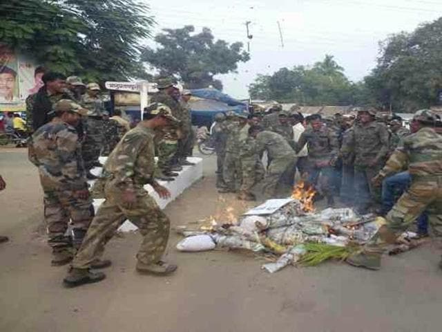 Uniformed personnel of Chhattisgarh government’s armed auxiliary forces set fire to effigies of social workers and a journalist working on human rights. (HT Photo) Uniformed personnel of Chhattisgarh government’s armed auxiliary forces set fire to effigies of social workers and a journalist working on human rights. (HT Photo)