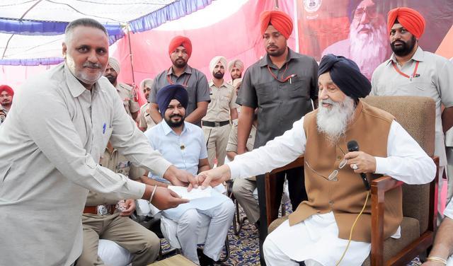 CM Badal during sangat darshan at Dera Baba Nanak in Gurdaspur on Wednesday. (HT Photo)