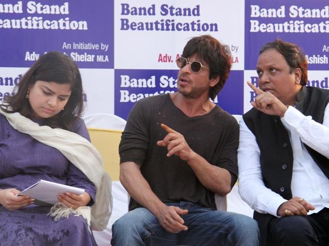 Poonam Mahajan, Shah Rukh Khan and BJP MP Ashhish Shelar at the event. (Photo: Pramod Thakur/ HT)
