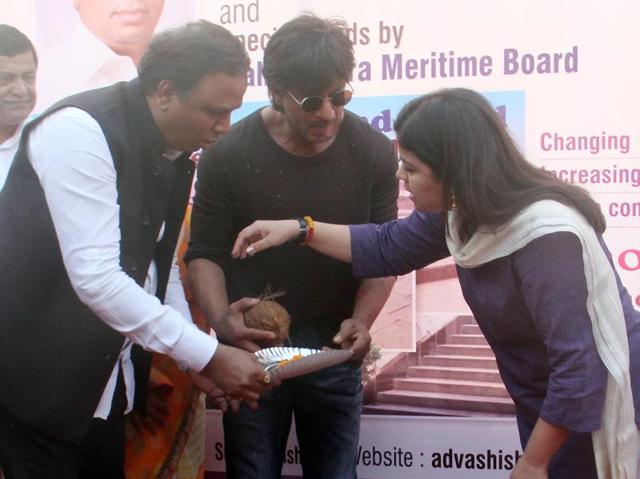 BJP MP Ashhish Shelar, Shah Rukh Khan and Poonam Mahajan at the Bhoomi Pujan ceremony. (Photo: Pramod Thakur/ HT)