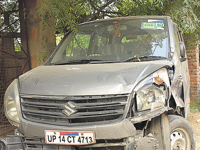The car hit the central verge of the flyover. (Sakib Ali/HT) The car hit the central verge of the flyover. (Sakib Ali/HT)