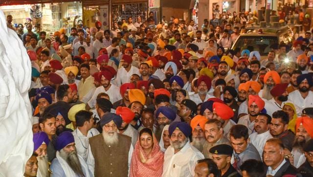 CM Parkash Singh Badal, Deputy CM Sukhbir Singh Badal, SAD leader Harsimrat Kaur Badal addressing the gathering at Chowk Fawara near Golden Temple in Amritsar on Tuesday. (Gurpreet Singh/HT) CM Parkash Singh Badal, Deputy CM Sukhbir Singh Badal, SAD leader Harsimrat Kaur Badal addressing the gathering at Chowk Fawara near Golden Temple in Amritsar on Tuesday. (Gurpreet Singh/HT)