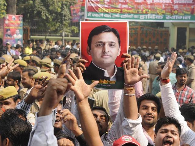 UP CM Akhilesh Yadav with his father, Samajwadi Party chief Mulayam Singh Yadav in Lucknow in early 2012. The party has been split over an ongoing feud between Akhilesh and his uncle, Shivpal Yadav.(Arvind Yadav/HT File)