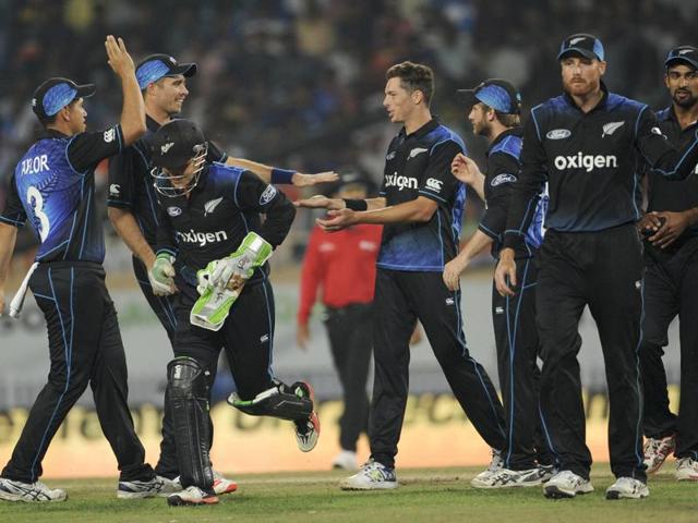 New Zealand players celebrate the wicket of Hardik Pandya. (Parwaz Khan/HT Photo)