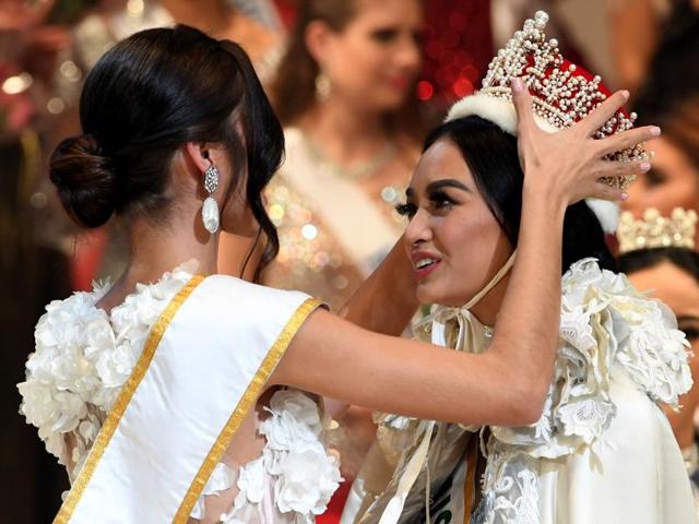 Newly elected 2016 Miss International Kylie Verzosa from Philippines is helped by 2015 Miss International Edymar Martinez from Venezuela at the pageant. (AFP) Newly elected 2016 Miss International Kylie Verzosa from Philippines is helped by 2015 Miss International Edymar Martinez from Venezuela at the pageant. (AFP)