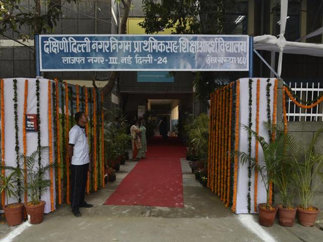 The decorated entrance of the MC school before Najeeb Jung’s visit. (Vipin Kumar/HT PHOTO)