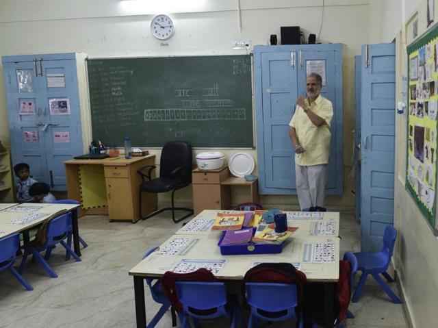 Lieutenant governor Najeeb Jung observes children in the classroom. “I am inspired by this school,” said Jung. “There are a lot of good private schools that cater to the educational needs of children from affluent backgrounds, but there are very few good government schools to serve children from poor backgrounds. (Vipin Kumar/HT PHOTO)