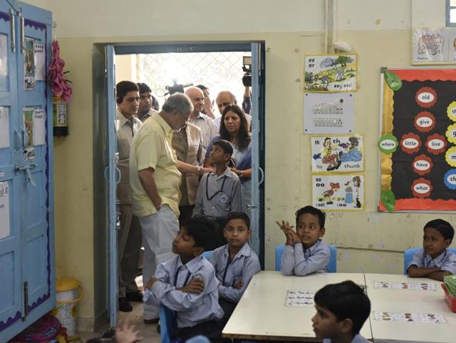 Najeeb Jung interacts with students and teachers during his visit. “In addition to helping achieve academic goals, teachers also play an important role in shaping student behaviour. I found that teachers in this school are very engaged with the students all the time. (Vipin Kumar/HT PHOTO)