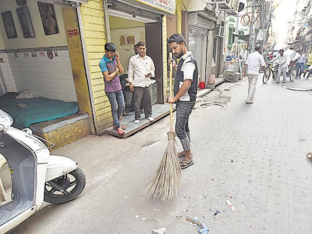 A labourer was killed while six were injured in the explosion at Old Delhi on Tuesday. (Virendra Singh Gosain/Hindustan Times) A labourer was killed while six were injured in the explosion at Old Delhi on Tuesday. (Virendra Singh Gosain/Hindustan Times)