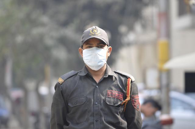 Security guard of a housing complex wears a mask to escape air pollution. (Sunil Ghosh/HT) Security guard of a housing complex wears a mask to escape air pollution. (Sunil Ghosh/HT)