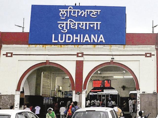 Passengers complain food items sold at the Ludhiana railway station are rarely covered, rendering the food unfit for consumption.(HT File Photo) Passengers complain food items sold at the Ludhiana railway station are rarely covered, rendering the food unfit for consumption.(HT File Photo)