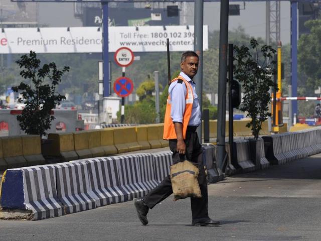 On Wednesday, the Allahabad HC had passed an order against collecting toll on the eight-lane, 9.2km road connecting Noida with south Delhi which was opened on February 6, 2001(HT Photo)