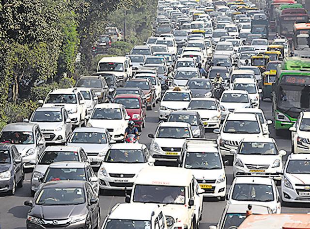 The rush picked up in the early morning hours with the traffic around Sarai Kale Khan, Ashram, Mathura Road and Maharani Bagh. Soon, the effect was seen in areas as far as South Extension, Mayur Vihar and Pragati Maidan. (Sonu Mehta/Hindustan Times) The rush picked up in the early morning hours with the traffic around Sarai Kale Khan, Ashram, Mathura Road and Maharani Bagh. Soon, the effect was seen in areas as far as South Extension, Mayur Vihar and Pragati Maidan. (Sonu Mehta/Hindustan Times)