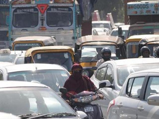 During the office hours, serpentine queues can be seen, and commuters slug it out on the roads in Chandigarh.(HT Representative Image) During the office hours, serpentine queues can be seen, and commuters slug it out on the roads in Chandigarh.(HT Representative Image)