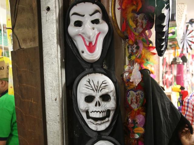 If you are not up for face paints, then these marks ranging between Rs 500 and 1000 are for you.  (Prabhas Roy/HT Photo) 